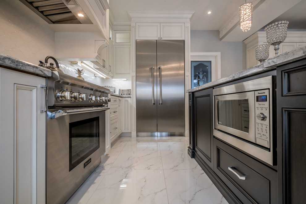 Kitchen - transitional kitchen idea in Toronto
