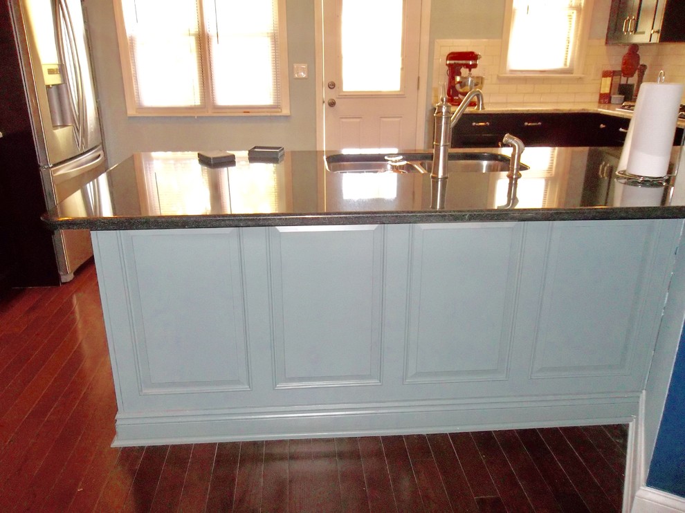 Example of a transitional kitchen design in Newark