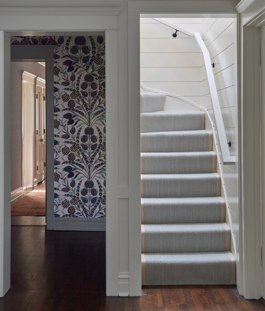 Стильный дизайн: маленькая изогнутая лестница с ступенями с ковровым покрытием, ковровыми подступенками, деревянными перилами и стенами из вагонки для на участке и в саду - последний тренд