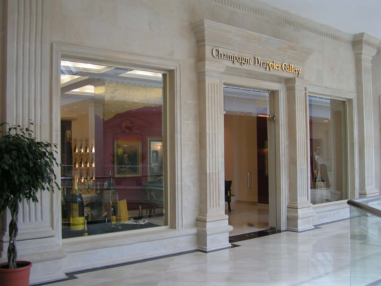 “ Shampagne Drappiere Gallery”.