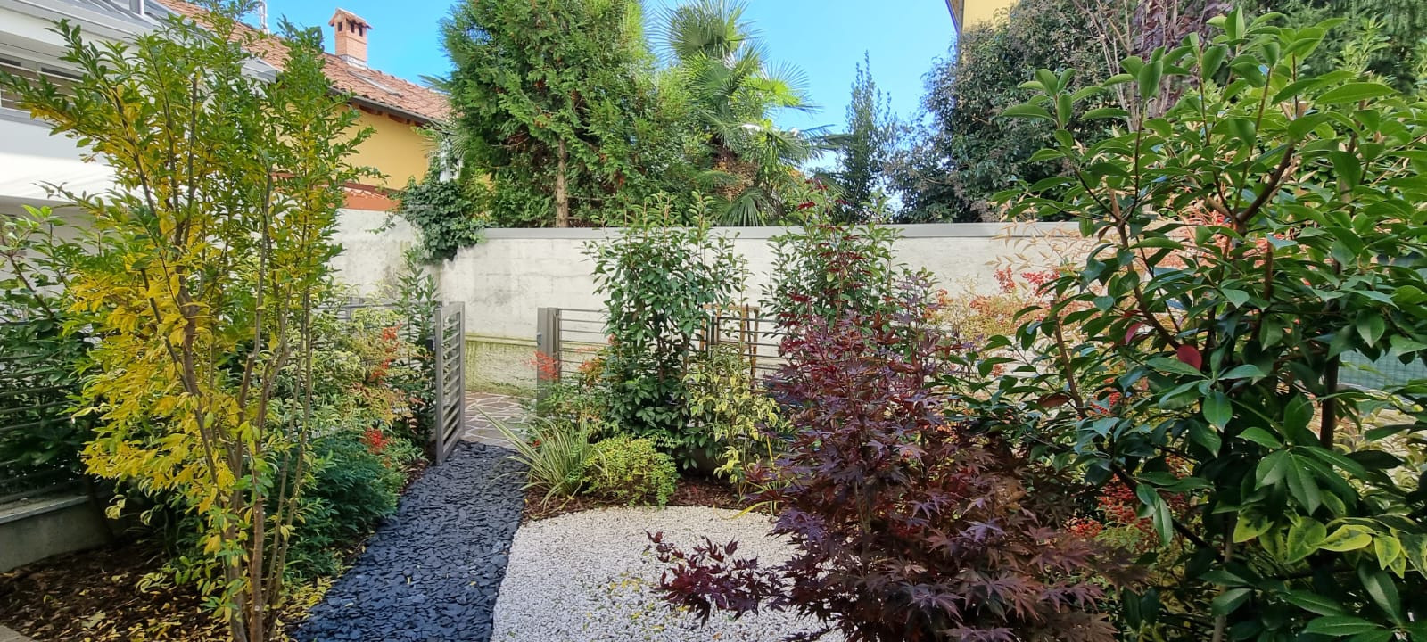 Giardinetto con siepe mista