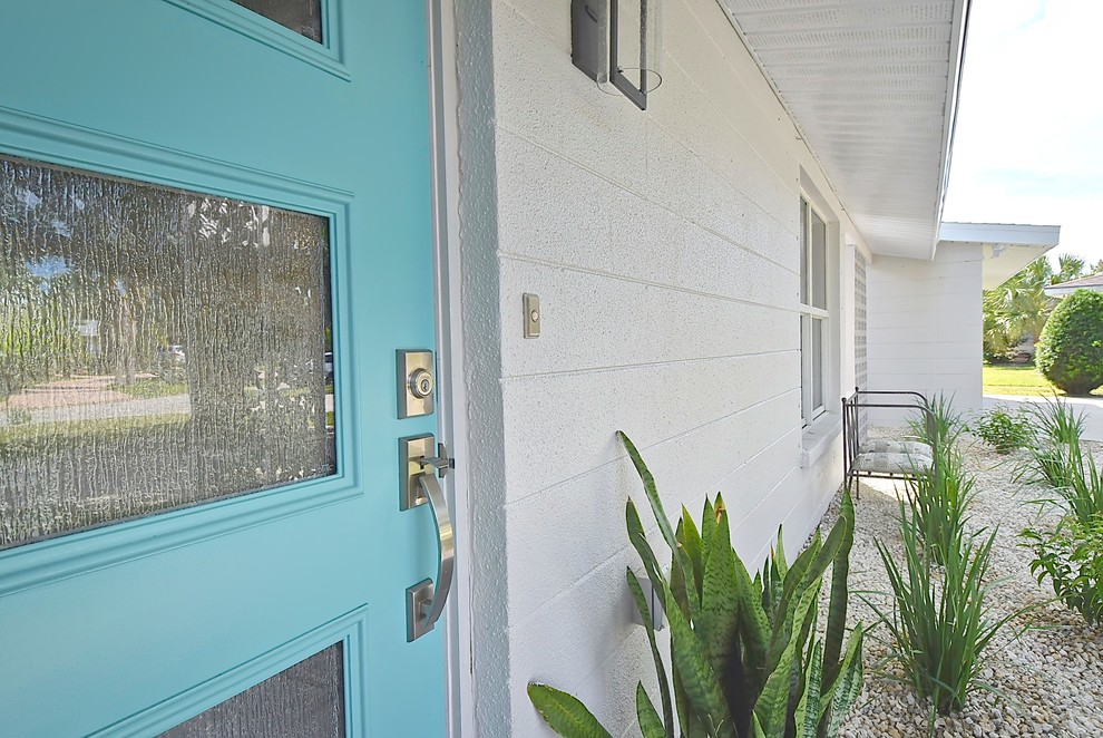 Design ideas for a midcentury entryway in Tampa.