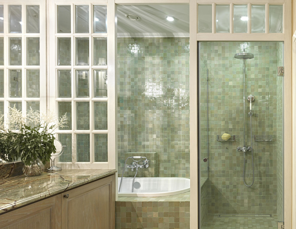 Пример оригинального дизайна: маленькая главная ванная комната с фасадами с утопленной филенкой, искусственно-состаренными фасадами, полновстраиваемой ванной, душем в нише, биде, зеленой плиткой, цементной плиткой, бежевыми стенами, полом из керамогранита, накладной раковиной и мраморной столешницей для на участке и в саду