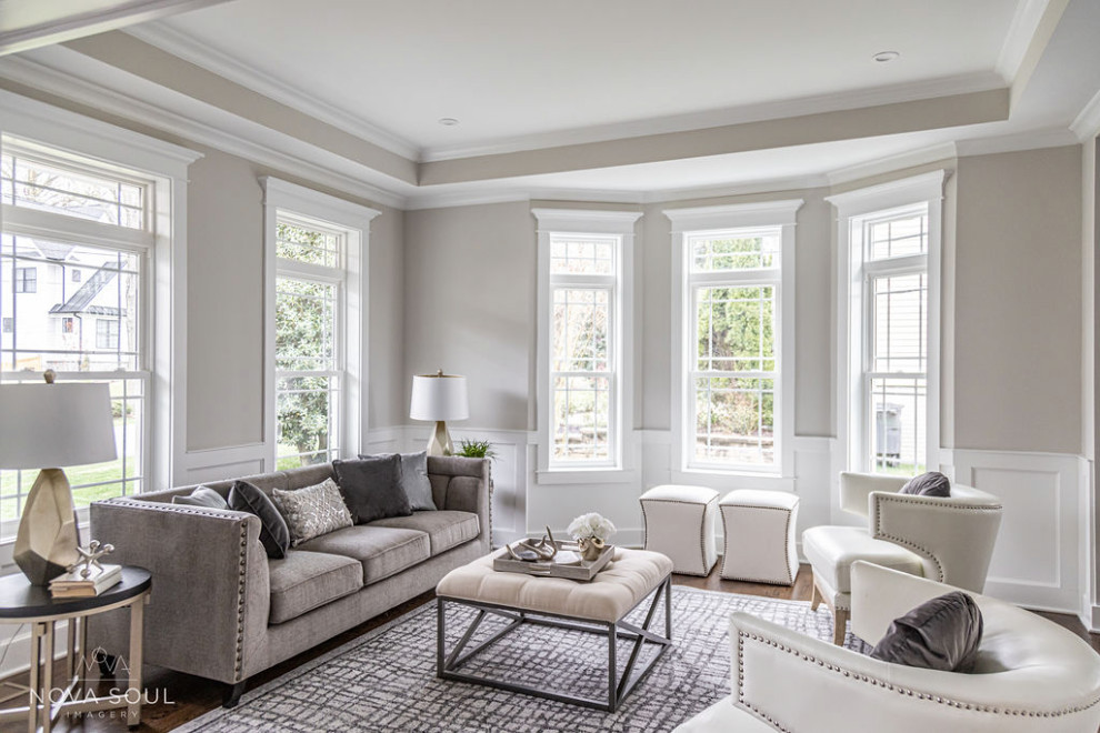 Großes, Offenes Uriges Wohnzimmer ohne Kamin mit grauer Wandfarbe, braunem Holzboden, braunem Boden, eingelassener Decke und vertäfelten Wänden in Washington, D.C.