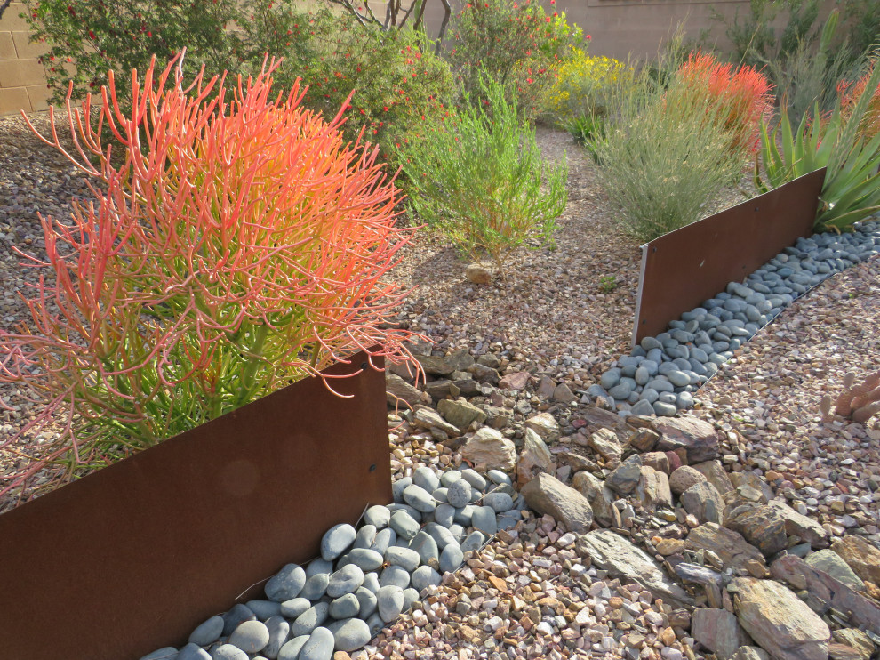 Réalisation d'un jardin arrière minimaliste de taille moyenne et au printemps avec des pavés en béton et une exposition ensoleillée.