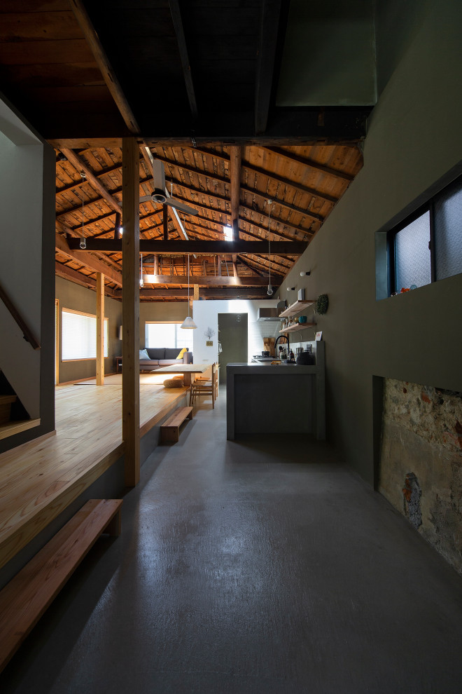 Mid-sized modern entry hall in Kyoto with grey walls, concrete floors, grey floor and exposed beam.