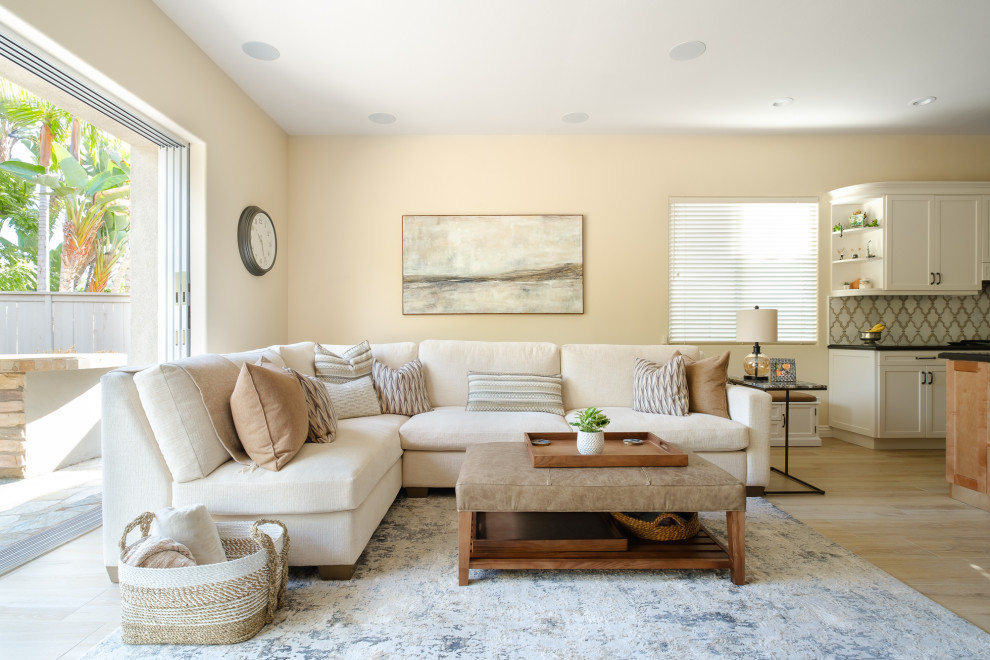 Großes, Offenes Klassisches Wohnzimmer mit beiger Wandfarbe, Porzellan-Bodenfliesen, TV-Wand und beigem Boden in San Diego