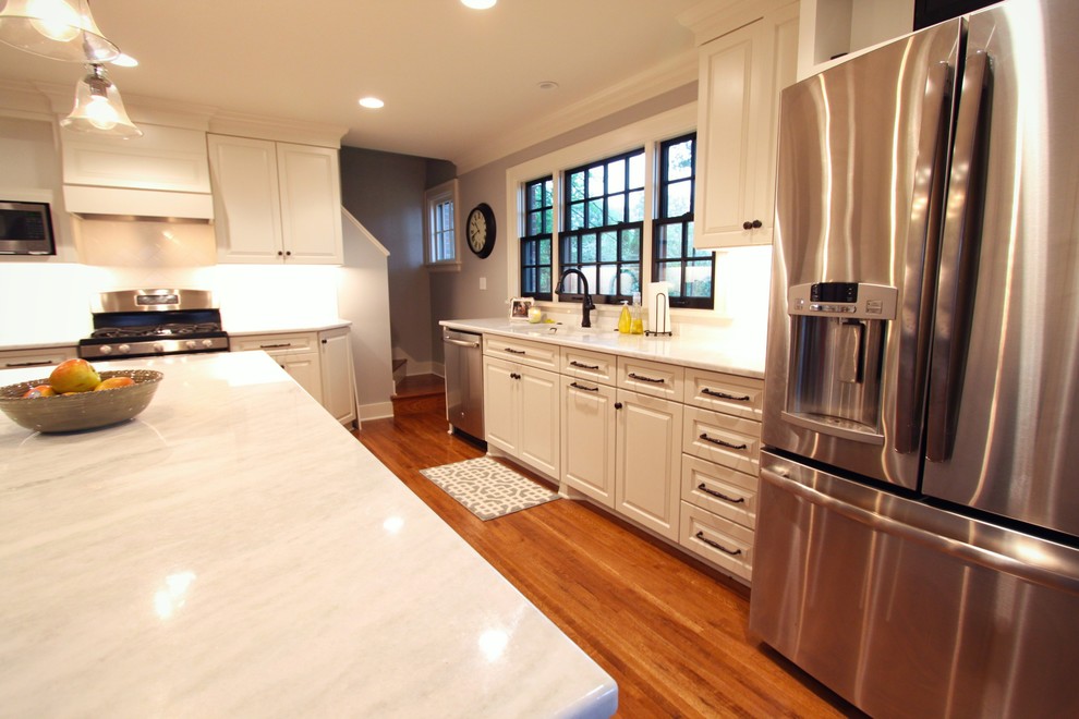 Transitional kitchen photo in Omaha