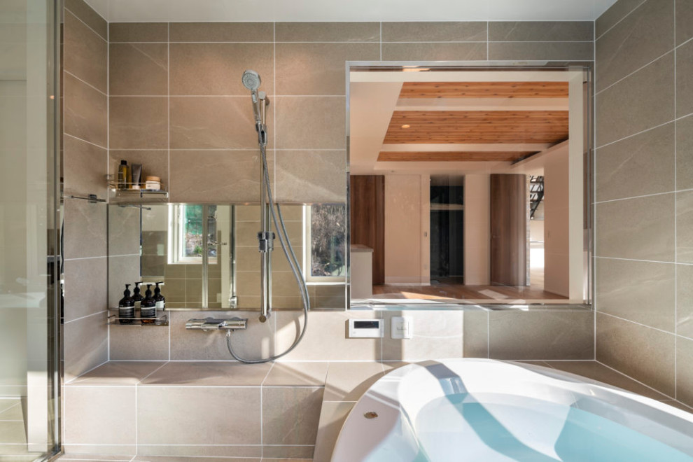 Cette photo montre une salle de bain moderne avec un carrelage beige, des carreaux de porcelaine, un mur beige, un sol en carrelage de porcelaine, un sol beige, une fenêtre et un plafond décaissé.