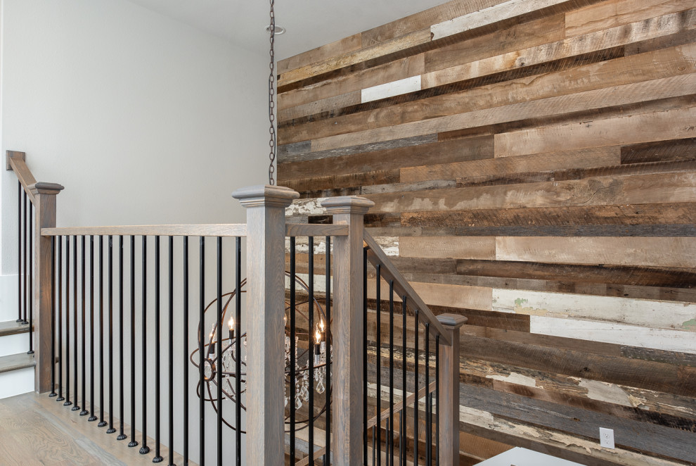 Mittelgroßes Landhaus Treppengeländer Holz in U-Form mit Holz-Setzstufen und Holzwänden in Dallas