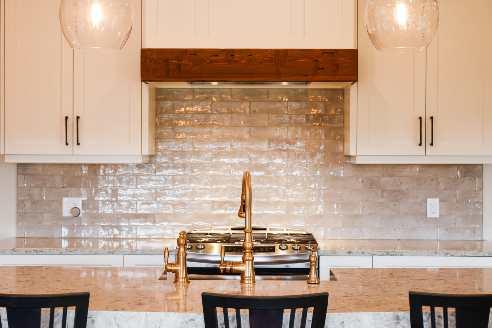 Kitchen - transitional kitchen idea in Toronto
