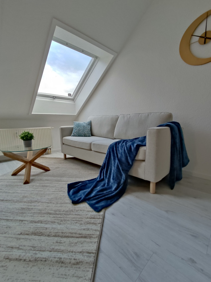 Источник вдохновения для домашнего уюта: серо-белая гостиная комната среднего размера в современном стиле с полом из линолеума и обоями на стенах без камина