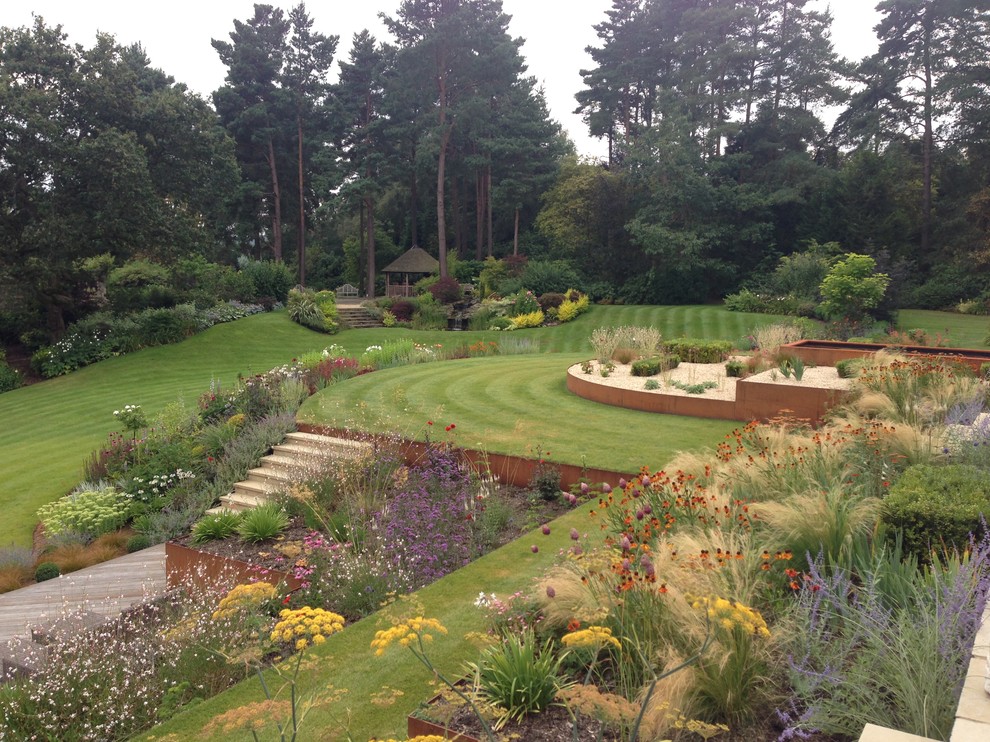 Inspiration for a contemporary garden in Surrey.