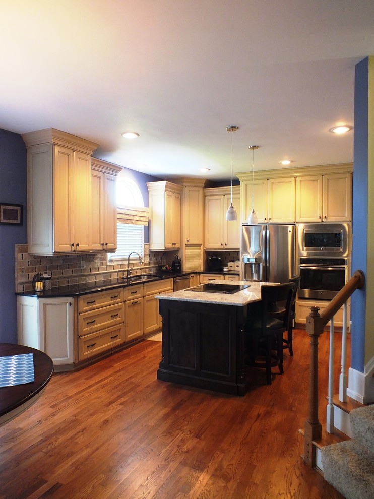 Transitional kitchen photo in Cincinnati
