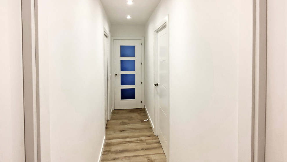 Свежая идея для дизайна: большой коридор: освещение в стиле модернизм с белыми стенами - отличное фото интерьера