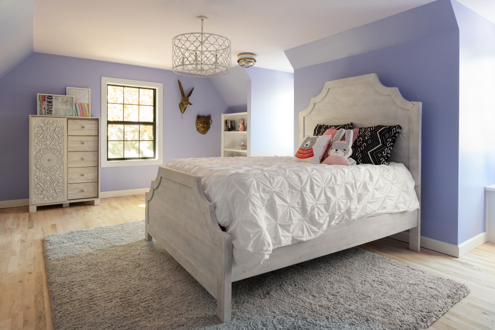 Idéer för sovrum, med lila väggar, ljust trägolv och brunt golv