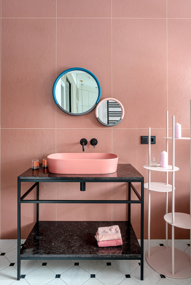 На фото: главная ванная комната в современном стиле с отдельно стоящей ванной, открытым душем, инсталляцией, розовой плиткой, керамогранитной плиткой, полом из керамогранита, накладной раковиной, столешницей из кварцита, белым полом, шторкой для ванной, черной столешницей и тумбой под одну раковину