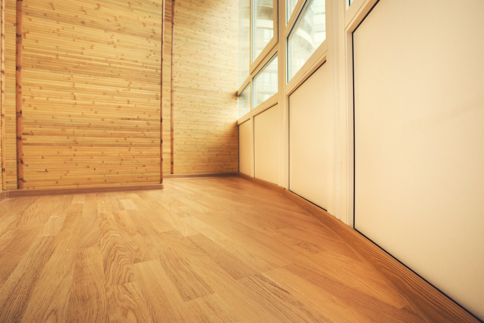 Остекление, утепление и отделка балкона в восточном стиле