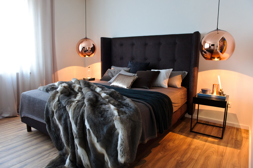 Gästezimmer ohne Kamin With weißer Wandfarbe and hellem Holzboden in Nuremberg