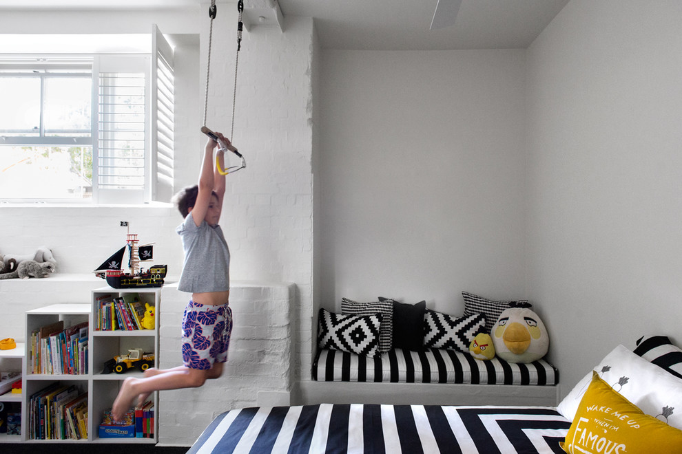 Идея дизайна: спальня в стиле фьюжн с белыми стенами и ковровым покрытием