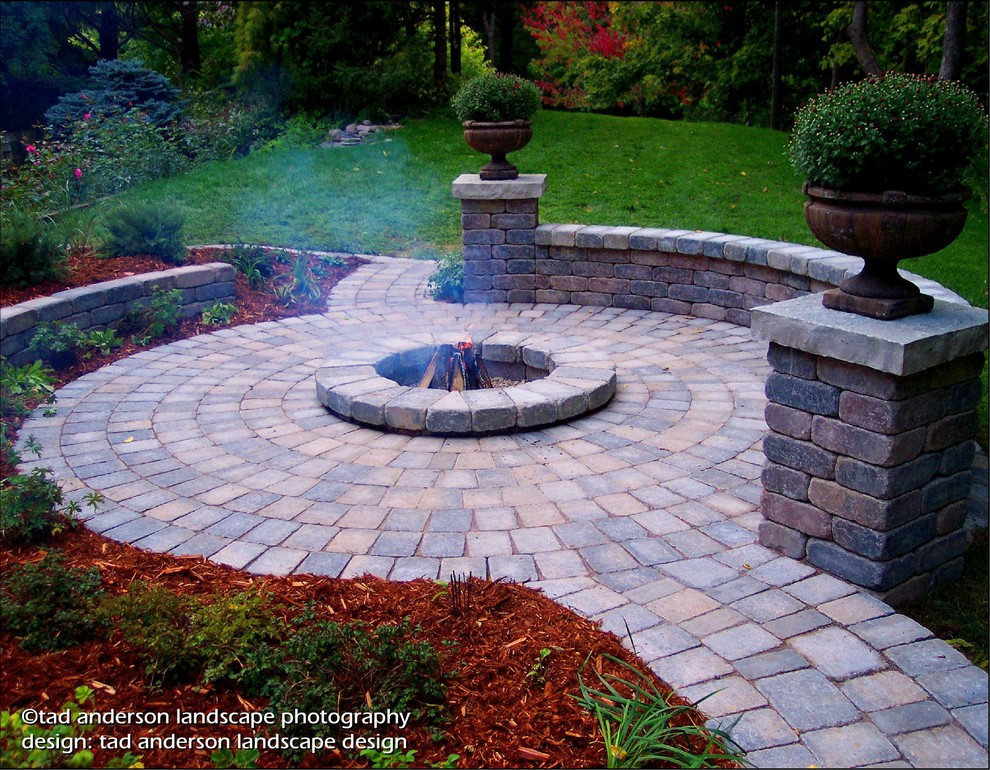 Traditional side yard patio in Minneapolis with a fire feature and concrete pavers.