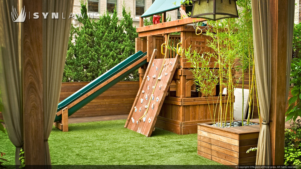 Design ideas for a small traditional garden in New York with decking.
