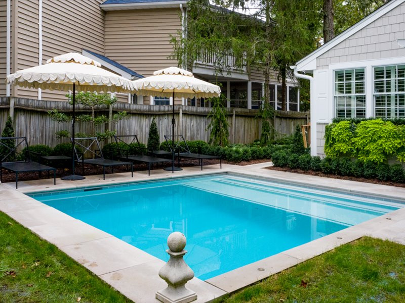 Idéer för en liten klassisk pool på baksidan av huset, med en fontän och naturstensplattor