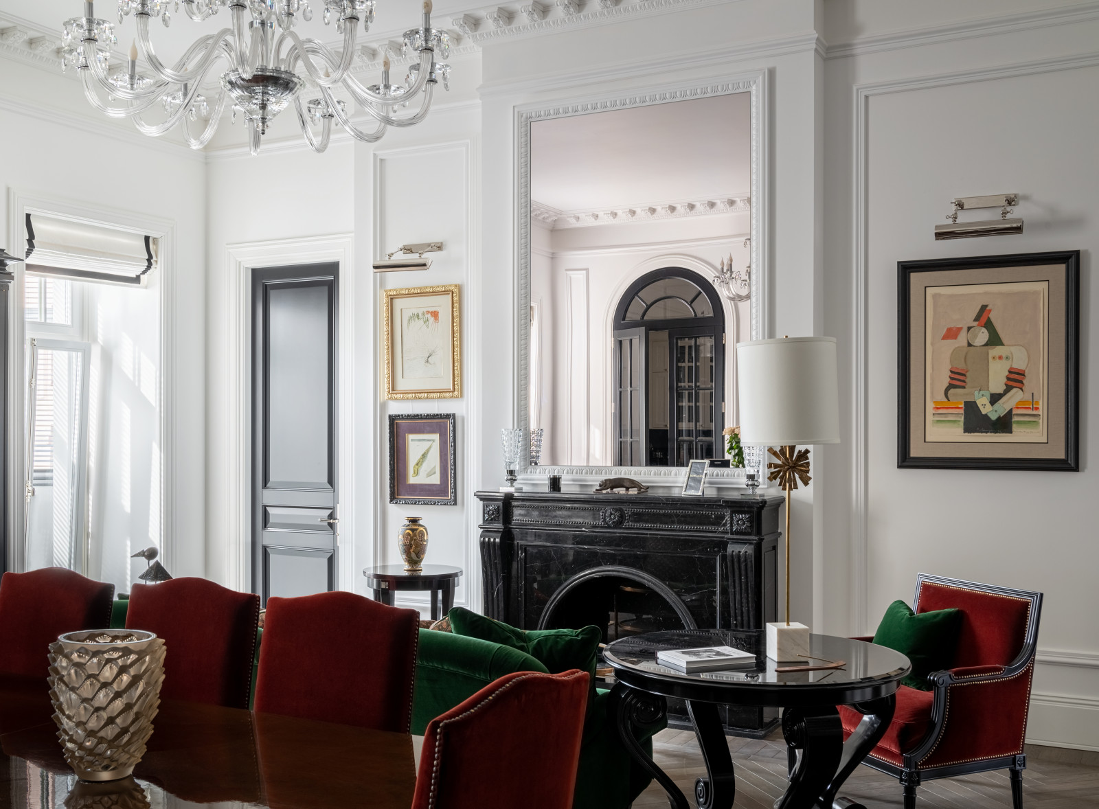 Телевизор над камином