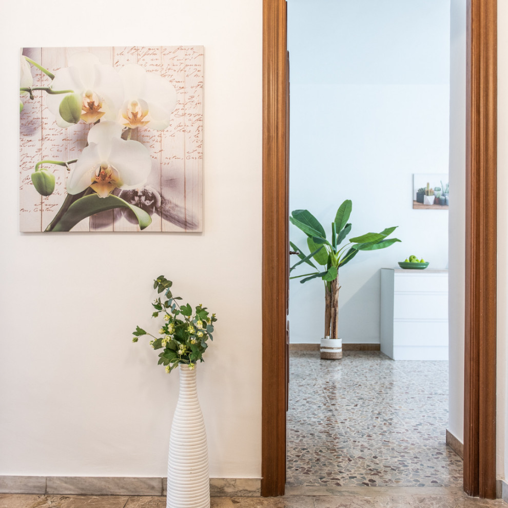 Ispirazione per un ingresso o corridoio minimalista di medie dimensioni con pavimento in marmo