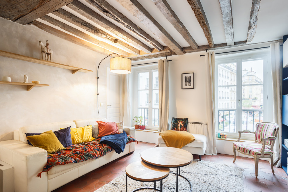 Kleines, Offenes Modernes Wohnzimmer mit beiger Wandfarbe, Terrakottaboden, freistehendem TV und orangem Boden in Paris