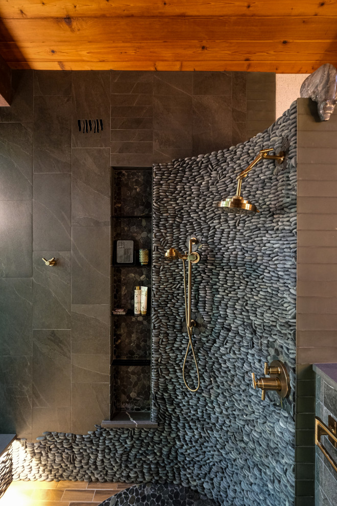Immagine di una stanza da bagno stile rurale con piastrelle nere e top in quarzo composito
