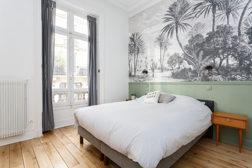 Foto de dormitorio principal actual de tamaño medio sin chimenea con paredes blancas, suelo de madera clara, suelo beige y papel pintado