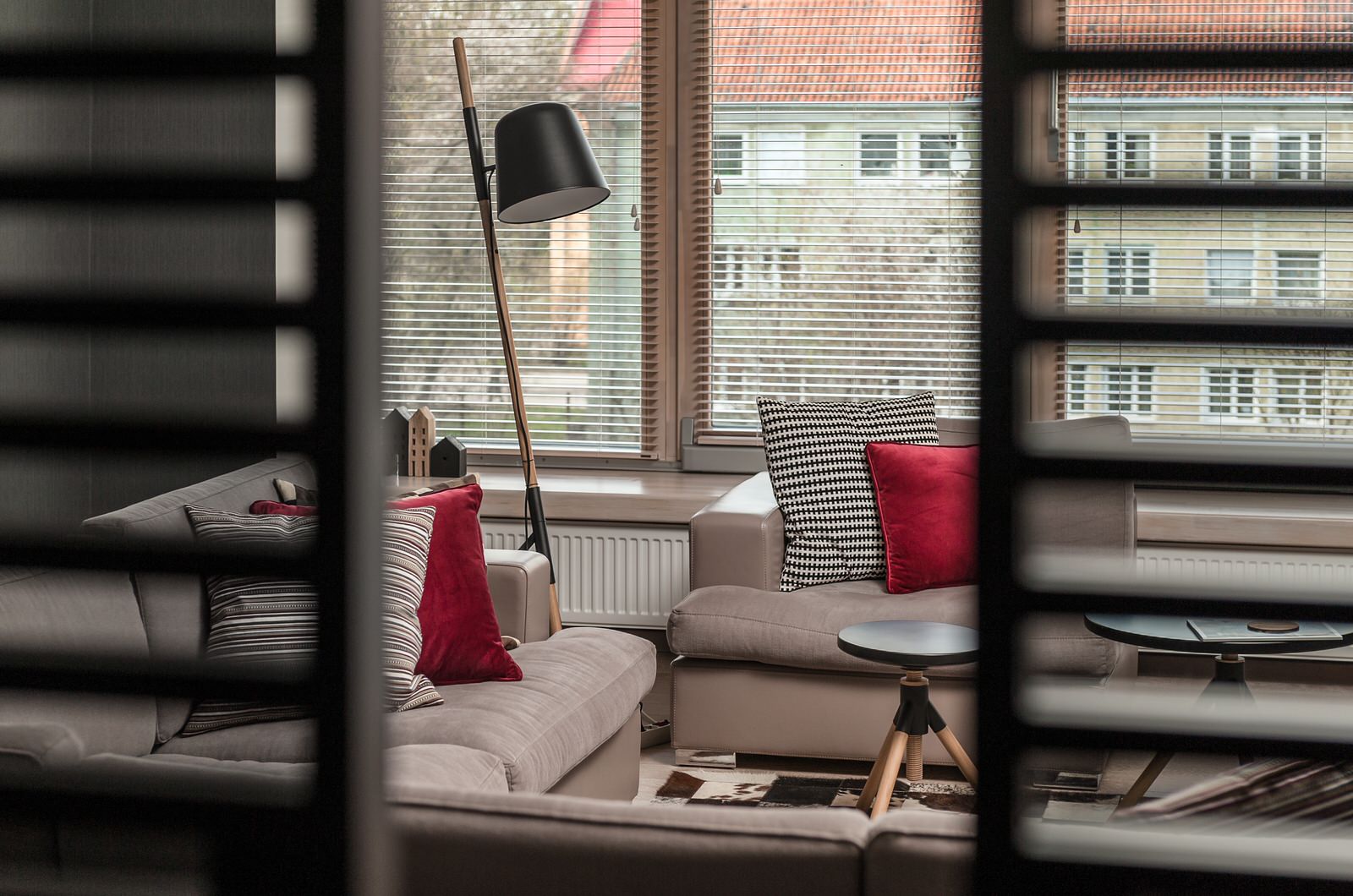 Яркий серый