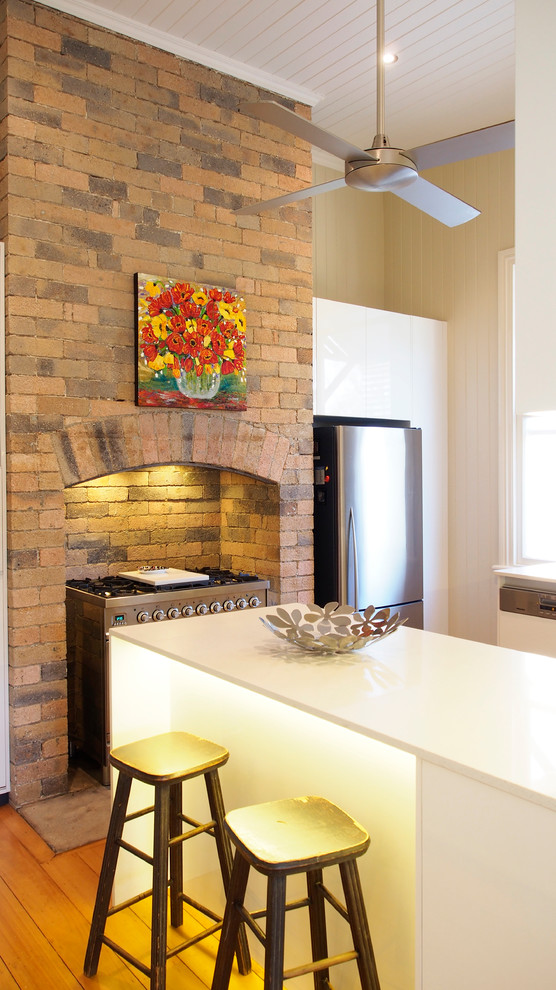This is an example of a contemporary kitchen in Brisbane.
