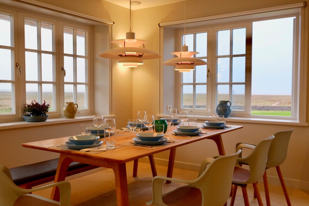 This is an example of a scandinavian dining room in Hamburg.