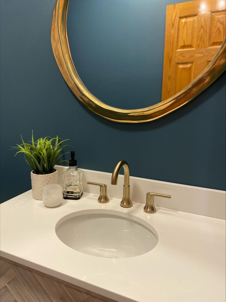 Bild på ett litet funkis vit vitt badrum med dusch, med släta luckor, skåp i slitet trä, en toalettstol med hel cisternkåpa, blå väggar, klinkergolv i porslin, ett undermonterad handfat, bänkskiva i kvarts och grått golv