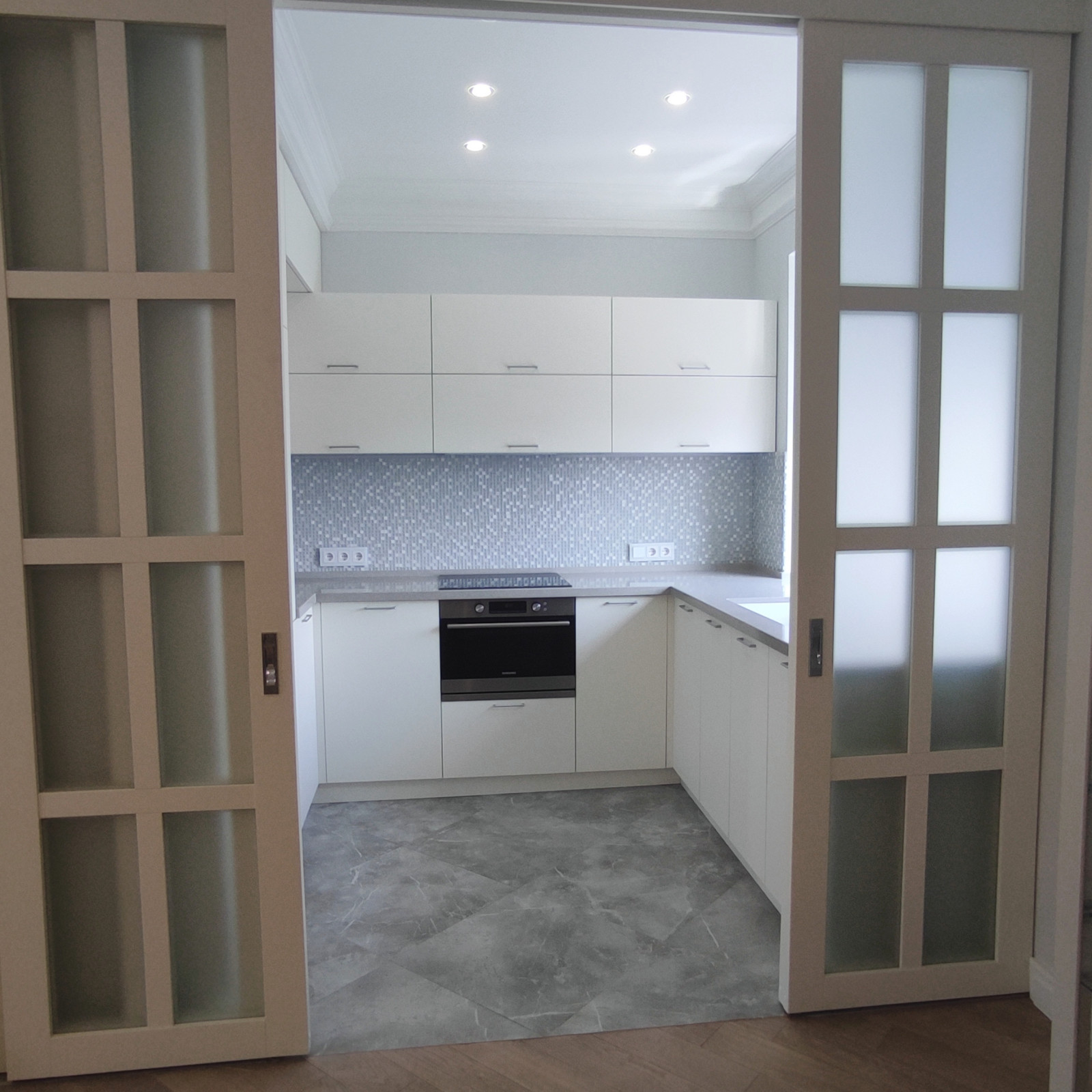 Двухуровневая светлая квартира в неоклассическом стиле