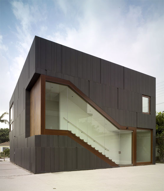 Mid-sized contemporary one-storey black house exterior in Los Angeles with metal siding and a flat roof.