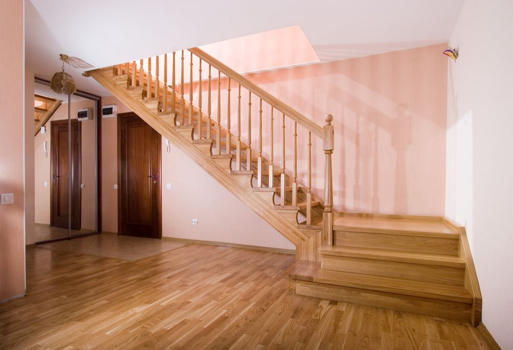 маршевая лестница на косоурах.