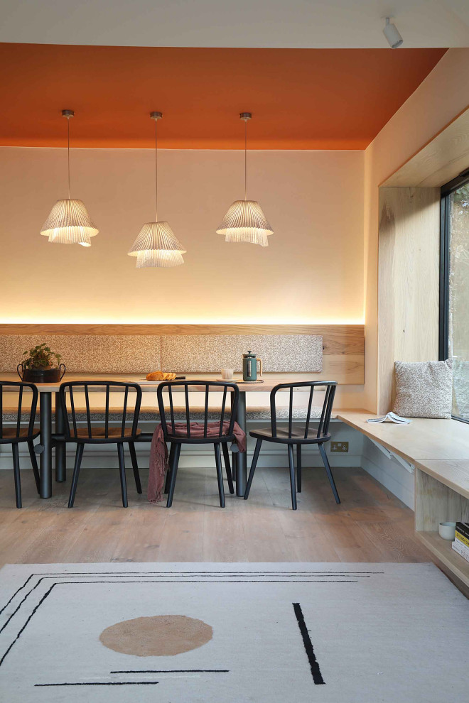 Idée de décoration pour une grande salle à manger nordique avec une banquette d'angle, parquet clair, un sol beige et éclairage.