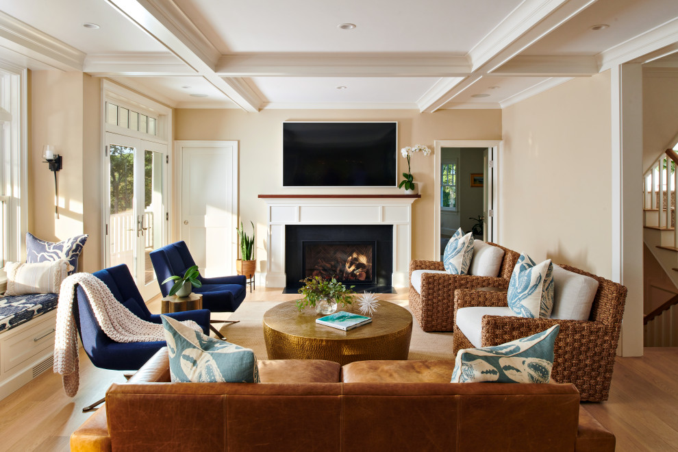 Свежая идея для дизайна: изолированная гостиная комната в морском стиле с стандартным камином, телевизором на стене, кессонным потолком, бежевыми стенами и светлым паркетным полом - отличное фото интерьера