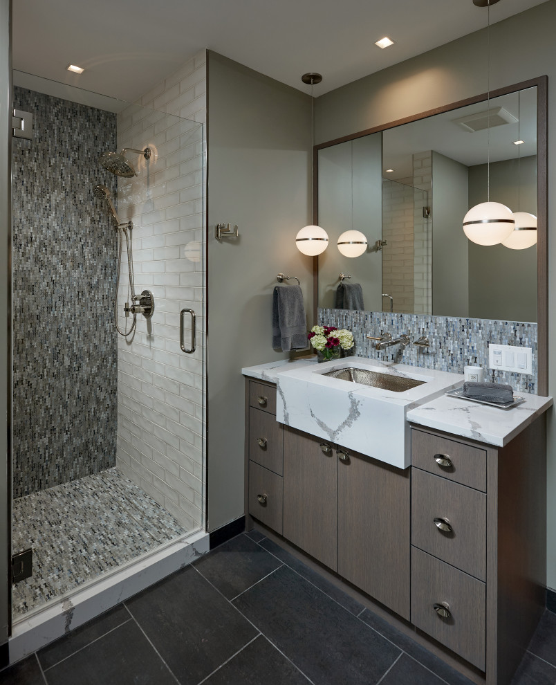 Exempel på ett mellanstort modernt flerfärgad flerfärgat badrum med dusch, med grå skåp, svart och vit kakel, glaskakel, beige väggar, klinkergolv i keramik, ett piedestal handfat, bänkskiva i kvarts, beiget golv och dusch med gångjärnsdörr