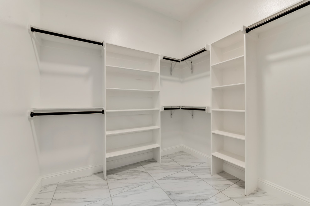 Ejemplo de armario vestidor unisex clásico de tamaño medio con armarios abiertos, puertas de armario blancas, suelo de baldosas de porcelana, suelo blanco y casetón