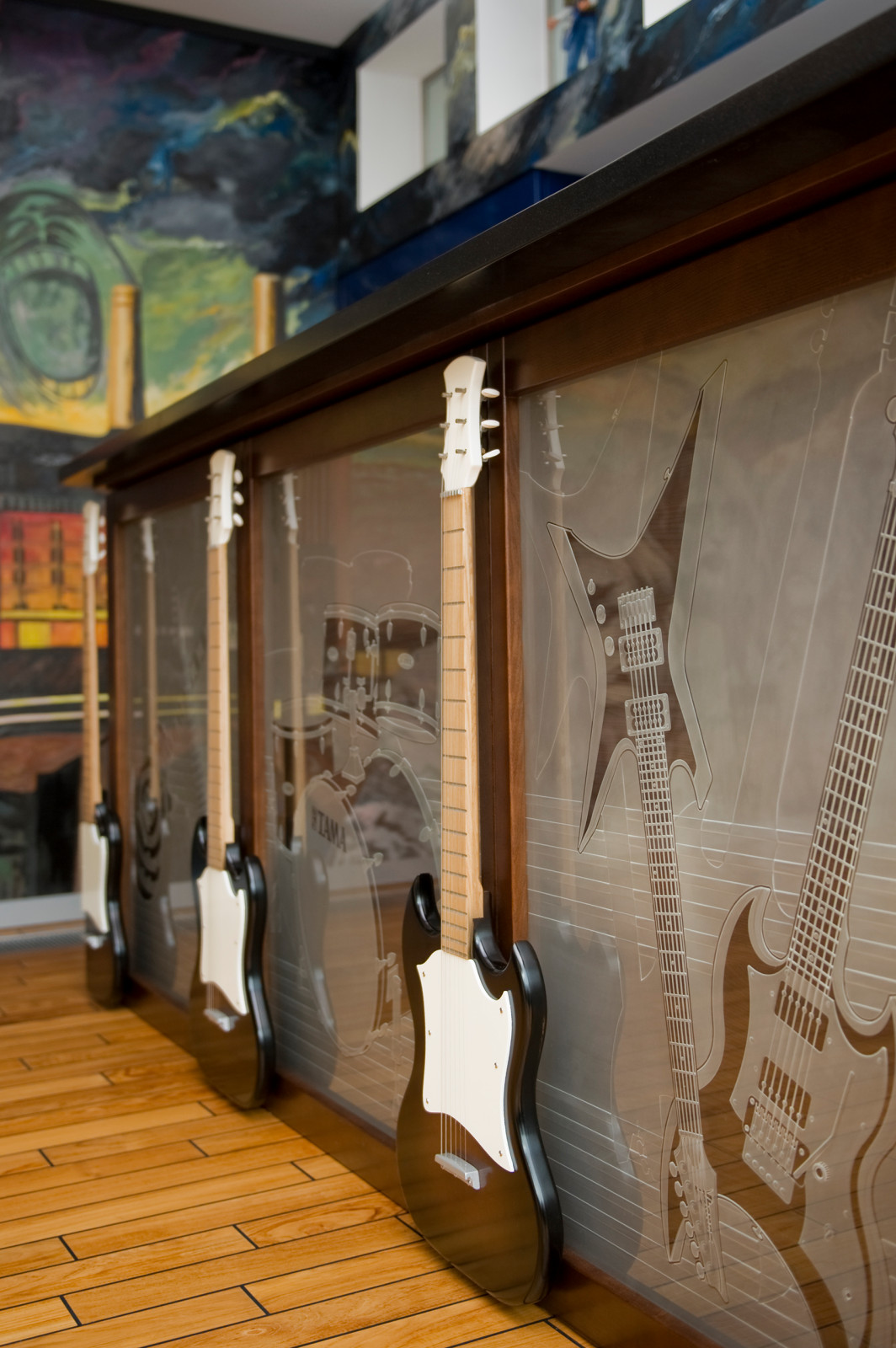 Бар в бассейне. Резиденция Монолит