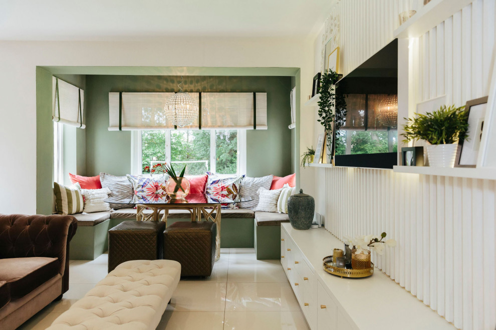 Großes, Repräsentatives, Offenes Shabby-Style Wohnzimmer mit grüner Wandfarbe, TV-Wand und Holzdielenwänden in London