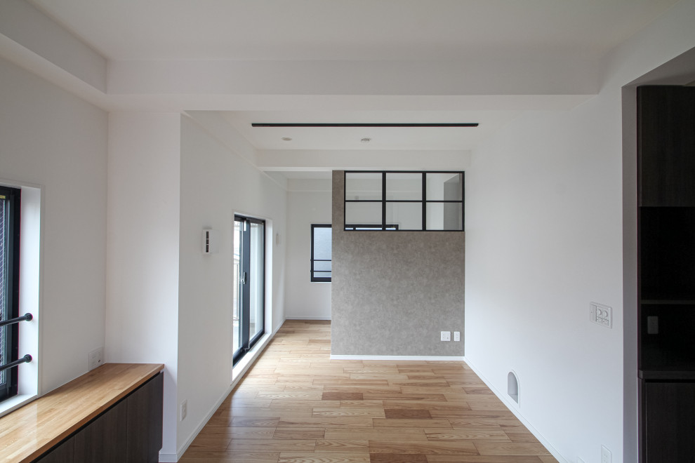 Idéer för att renovera ett mellanstort minimalistiskt allrum med öppen planlösning, med grå väggar, målat trägolv och beiget golv
