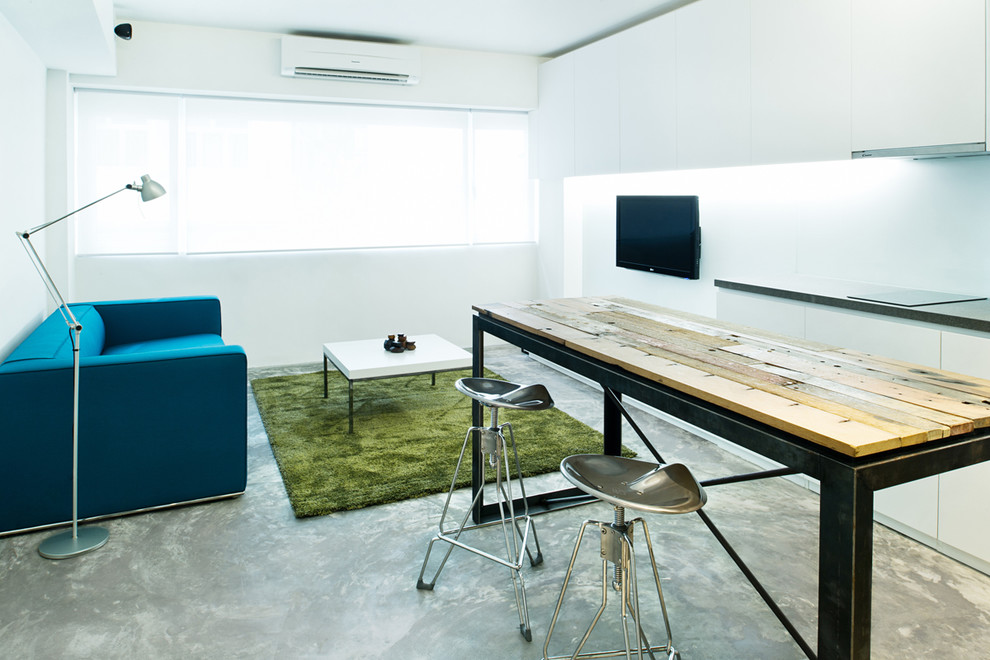 This is an example of an industrial living room in Hong Kong with concrete floors.