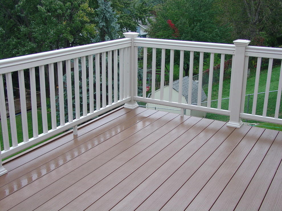 Example of a mid-sized classic backyard deck design