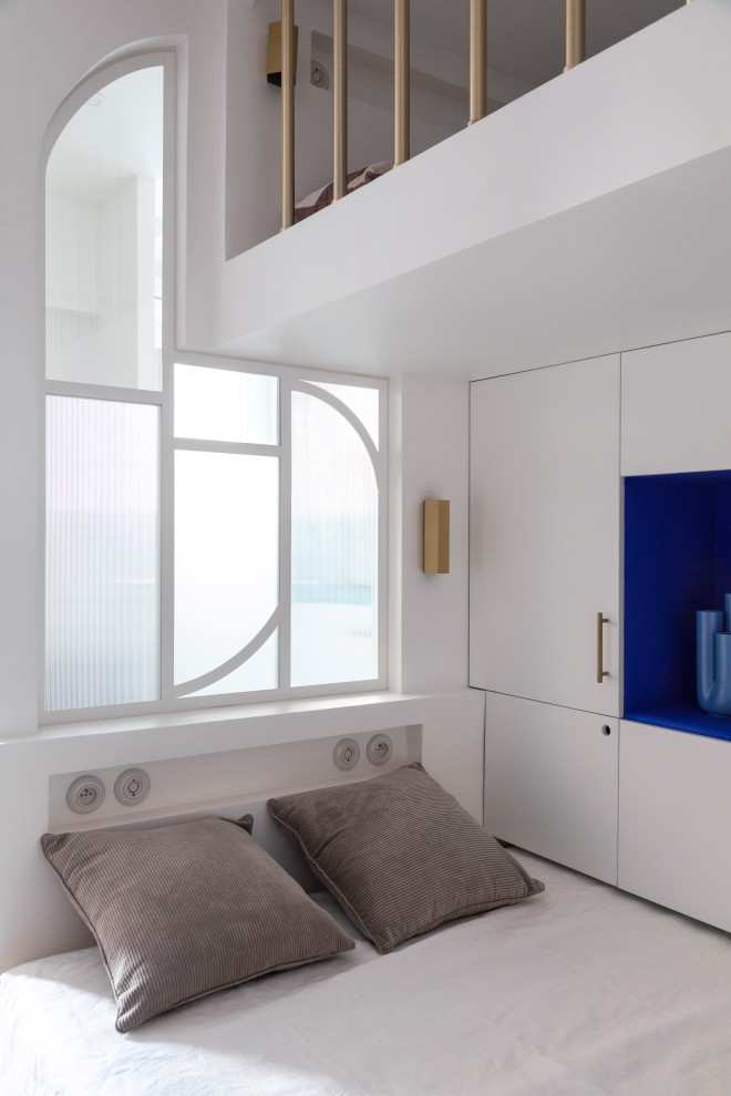 Foto di una piccola camera matrimoniale moderna con pareti blu