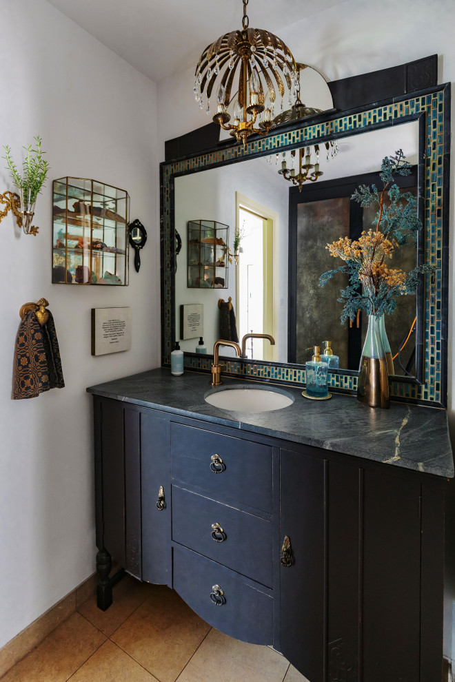 Inspiration för ett vintage grå grått toalett, med möbel-liknande, svarta skåp, blå kakel, keramikplattor, vita väggar, klinkergolv i keramik, ett undermonterad handfat, bänkskiva i kvartsit och beiget golv